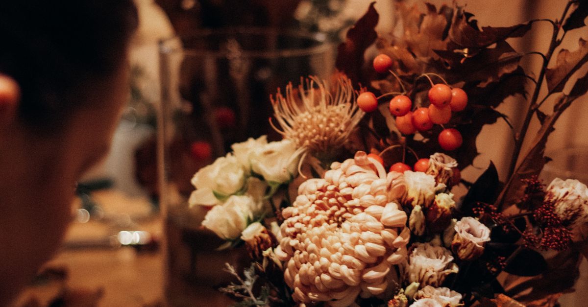 How to Choose Sympathy Flowers for Different Relationships