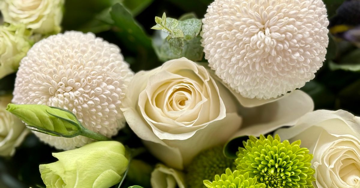 Seasonal Themes for Ceremony Floral Arrangements